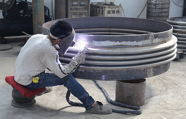 <a href=http://www.familylawyerlocator.com target=_blank class=infotextkey>補(bǔ)償器</a>焊接現(xiàn)場