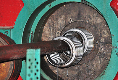 <a href=http://www.familylawyerlocator.com target=_blank class=infotextkey>補(bǔ)償器</a>波紋管生產(chǎn)現(xiàn)場